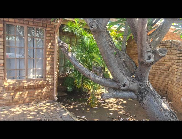 3 BEDROOM TOWNHOUSE FOR SALE IN PROTEA PARK